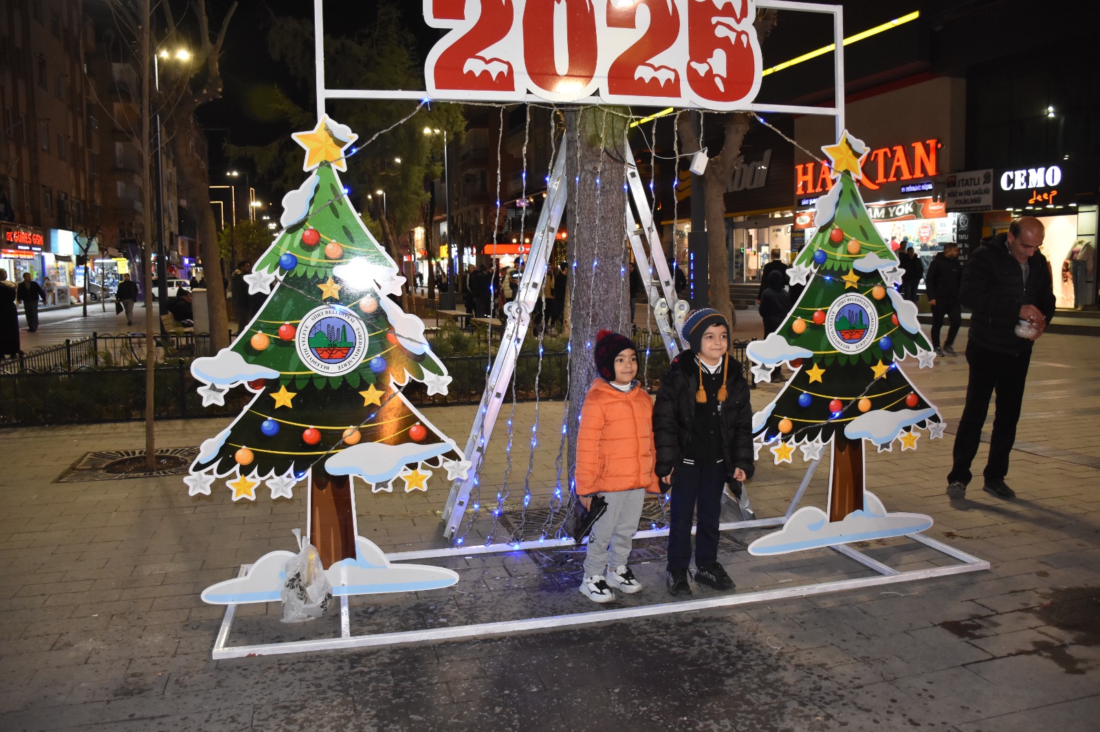 Güres Caddesi’ndeki Kızak ve Geyik Dekoru Büyük İlgi Görüyor