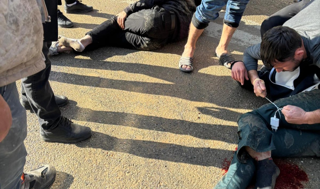 MOTOSİKLET OTOMOBİL İLE ÇARPIŞTI: 2 YARALI 