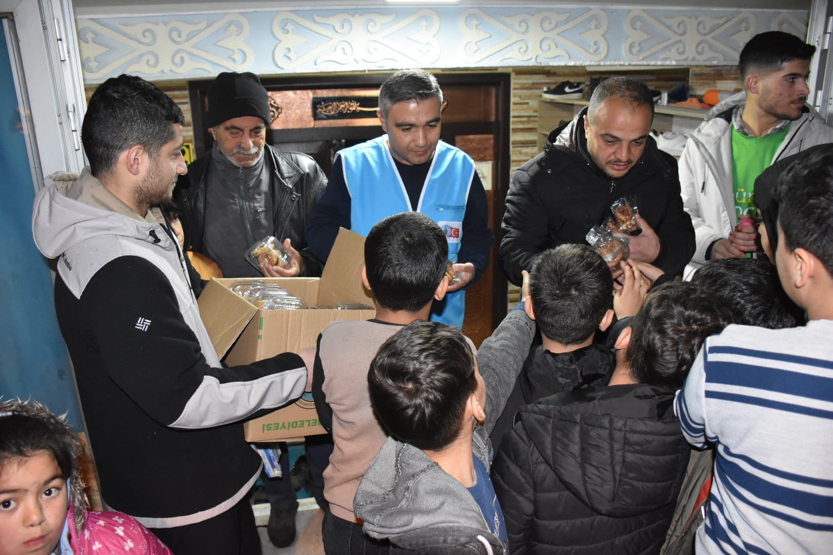 SİİRT BELEDİYESİ ŞEHRİN FARKLI NOKTALARINDA KANDİL SİMİDİ DAĞITTI