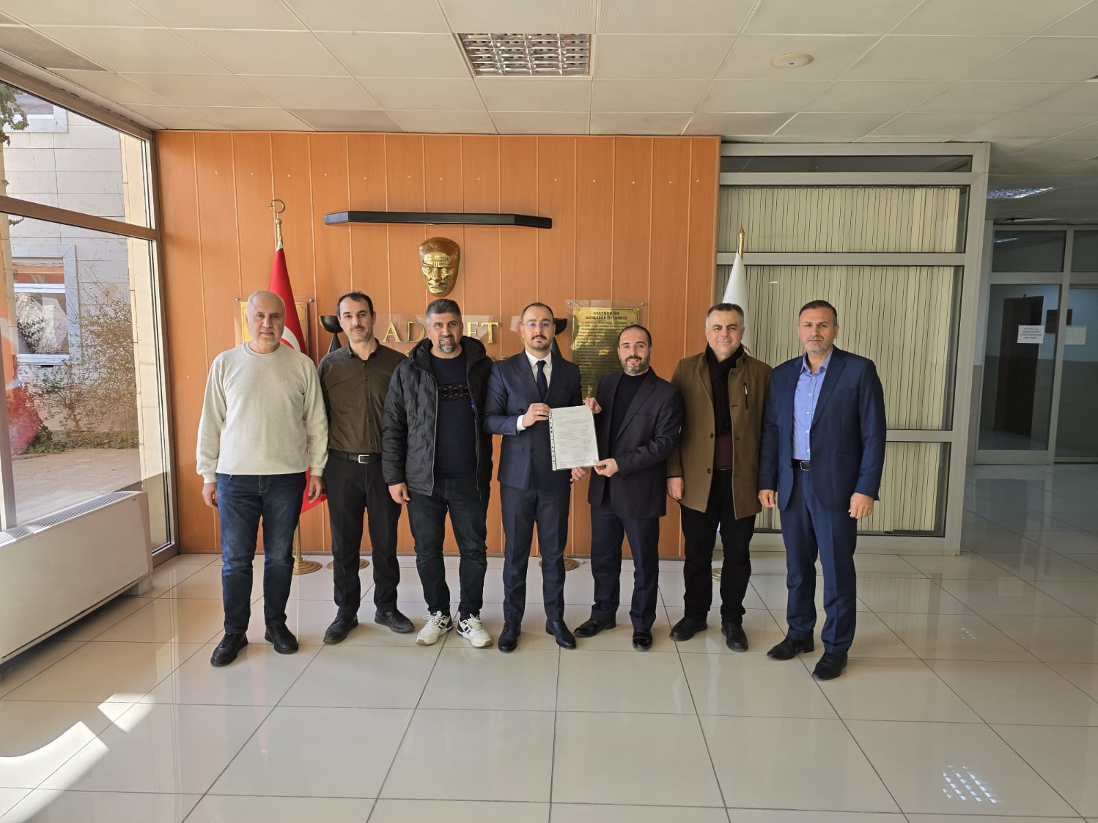 Siirt Büro Memur-Sen Başkanlığına güven tazeleyerek seçilen Sabahattin Erbey mazbatasını aldı.