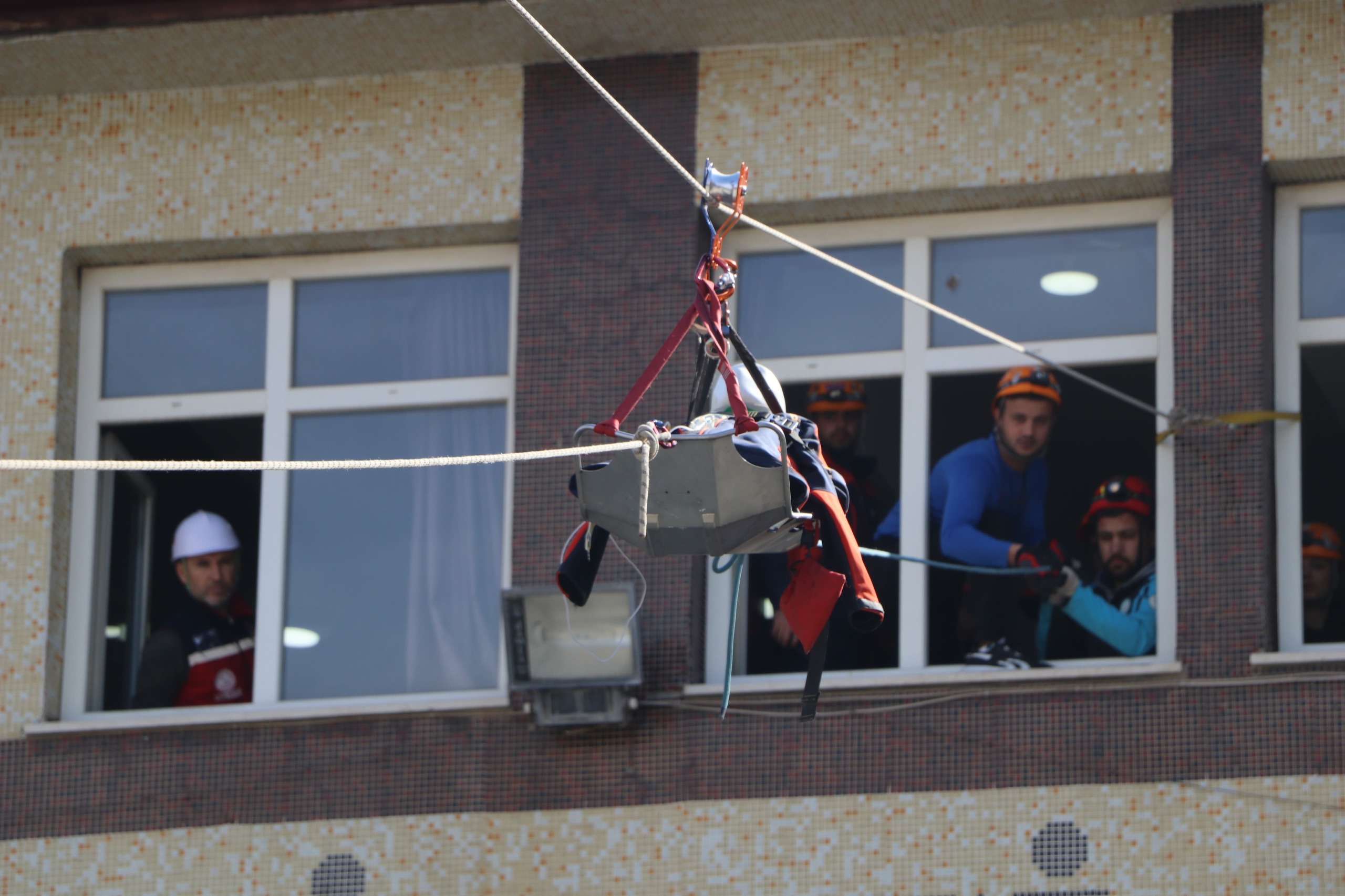 DEPREM HAFTASI KAPSAMINDA DEPREM TAHLİYE TATBİKATI GERÇEKLEŞTİRİLDİ