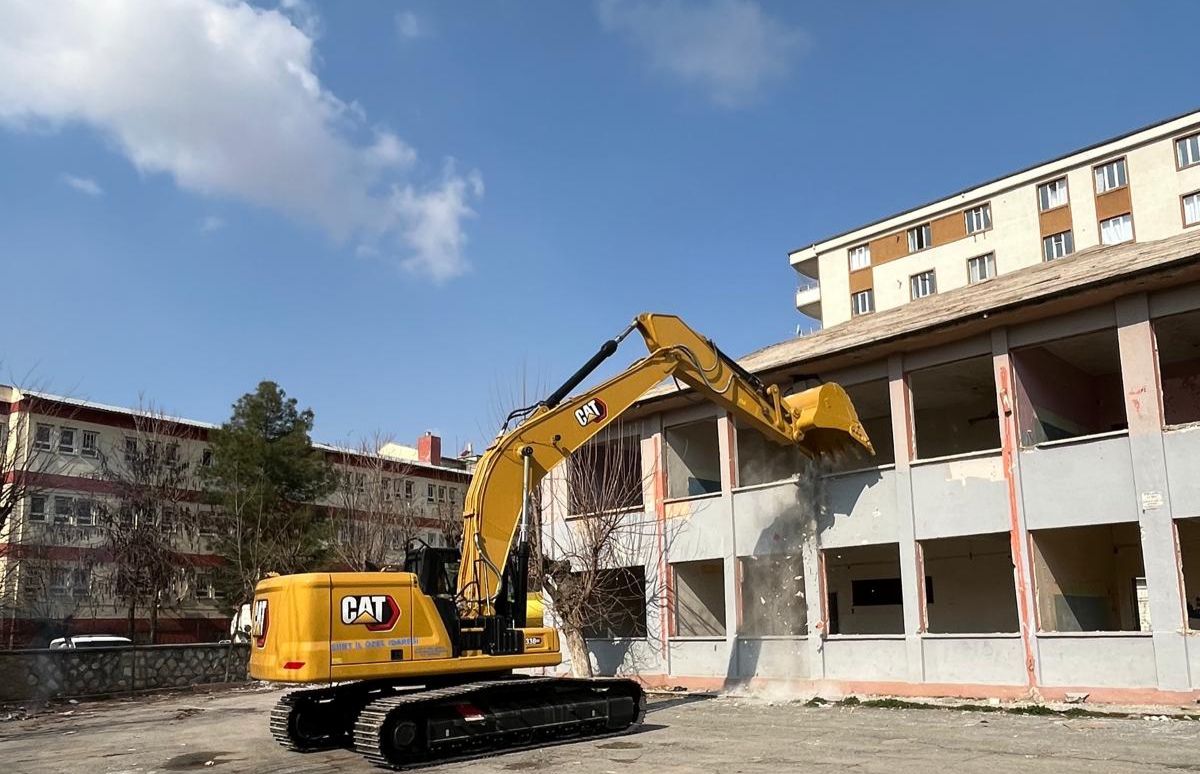 SİİRT’TE METRUK BİNALARIN YIKIMI GERÇEKLEŞTİRİLDİ