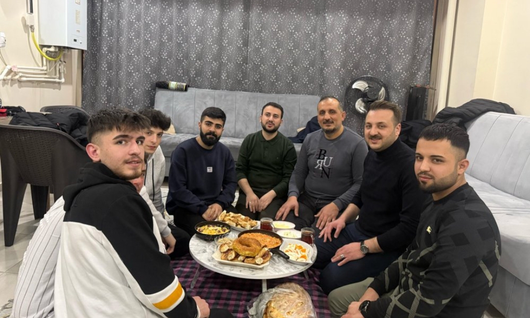 AK Parti İl Başkanı Özturan, Ramazan’ın İlk Sahurunu Gençlerle Yaptı