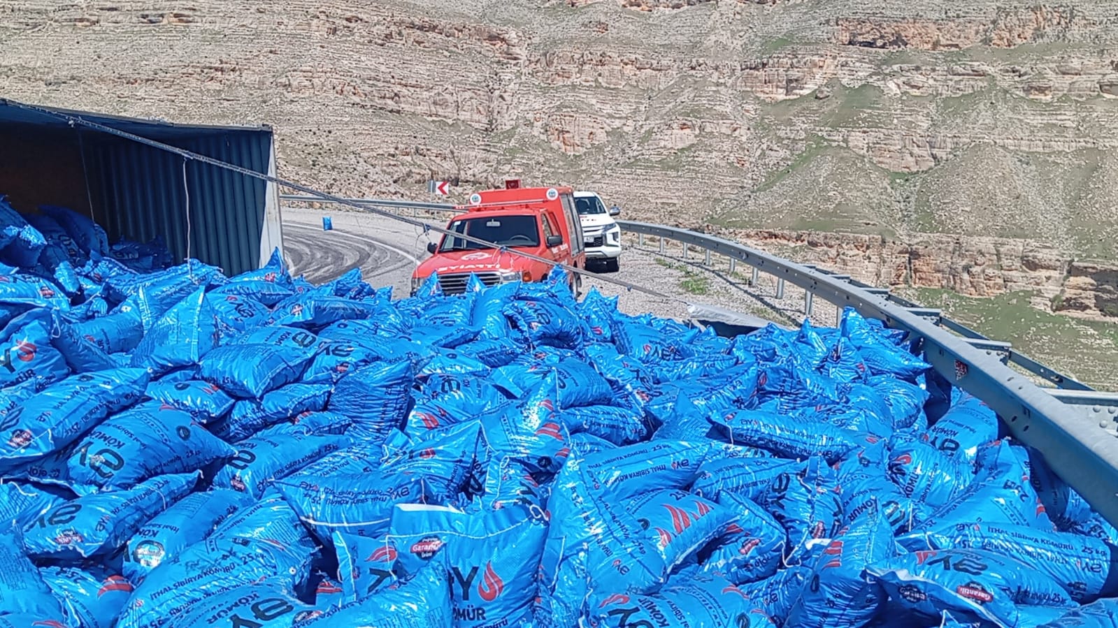 Botan’da Kömür Taşıyan Tır Yan Yattı