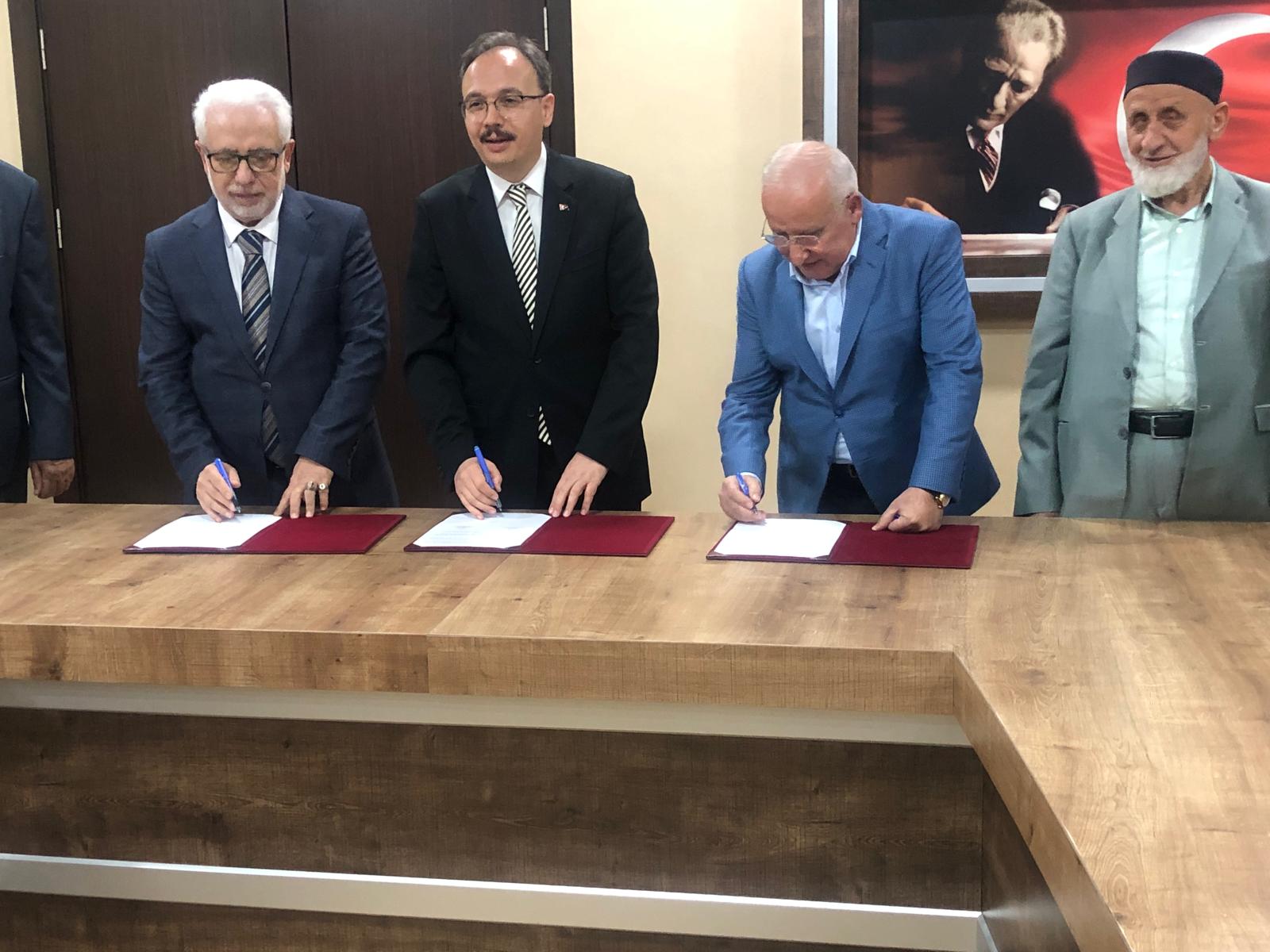 ANNELERİ ADINA KURAN KURSU YAPTIRIYORLAR