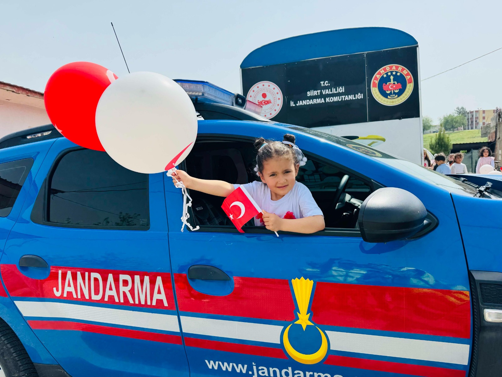 MİNİK YÜREKLER JANDARMAYLA 23 NİSAN BAYRAM COŞKUSUNU YAŞADI  