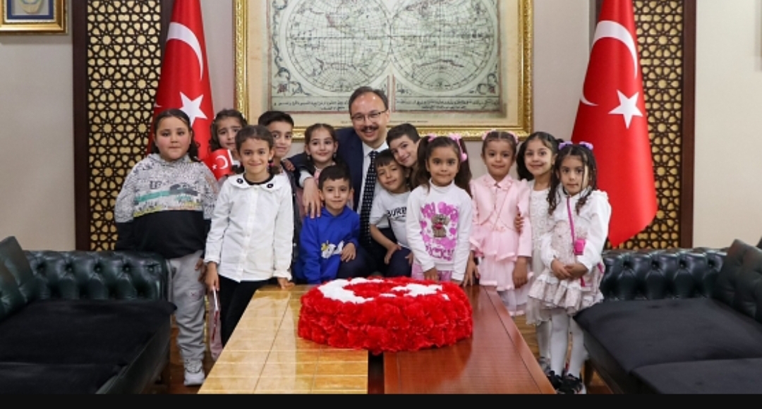 Minik Öğrencilerin Vali Amca Sevinci
