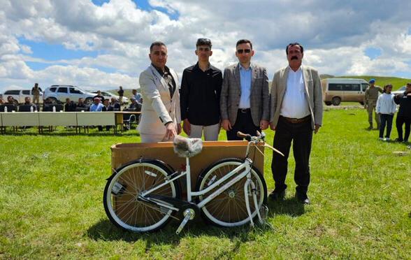 Pervari’de Bahar Şenlikleri Kapsamında Uçurtma Yarışı