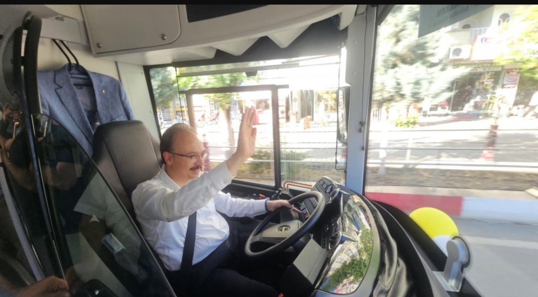 Siirt Belediyesi Ulaşım Filosunu Güçlendirdi: 14 Yeni Otobüs ve 2 Süpürge Aracı Hizmete Girdi