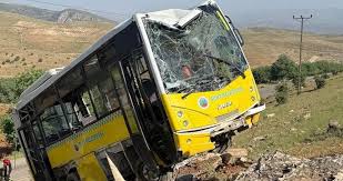 Belediye Yolcu Otobüsü Şarampole Yuvarlandı; Sürücü Yaralandı