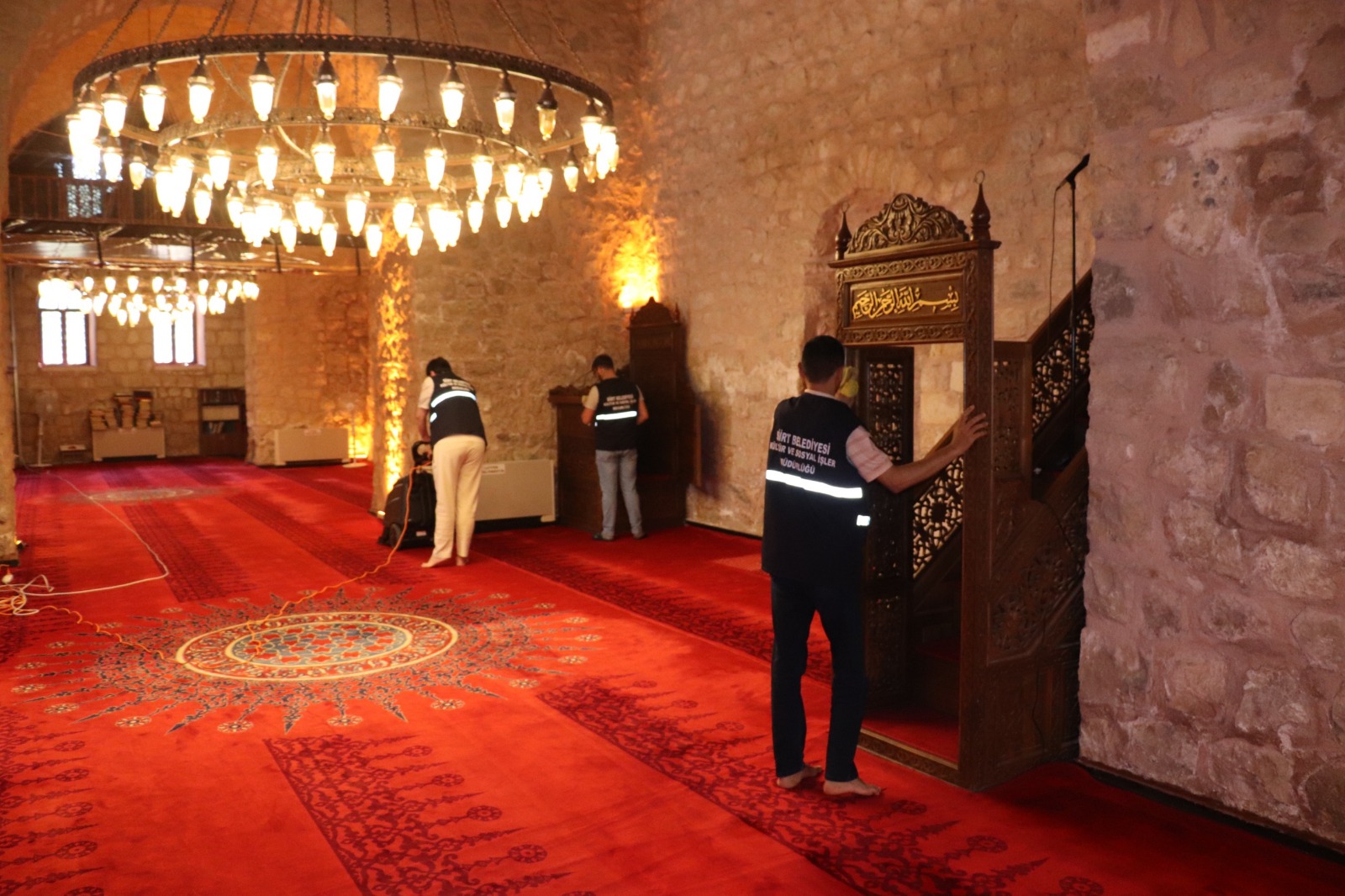 SİİRT BELEDİYESİ’NDEN CAMİLERE BAYRAM TEMİZLİĞİ