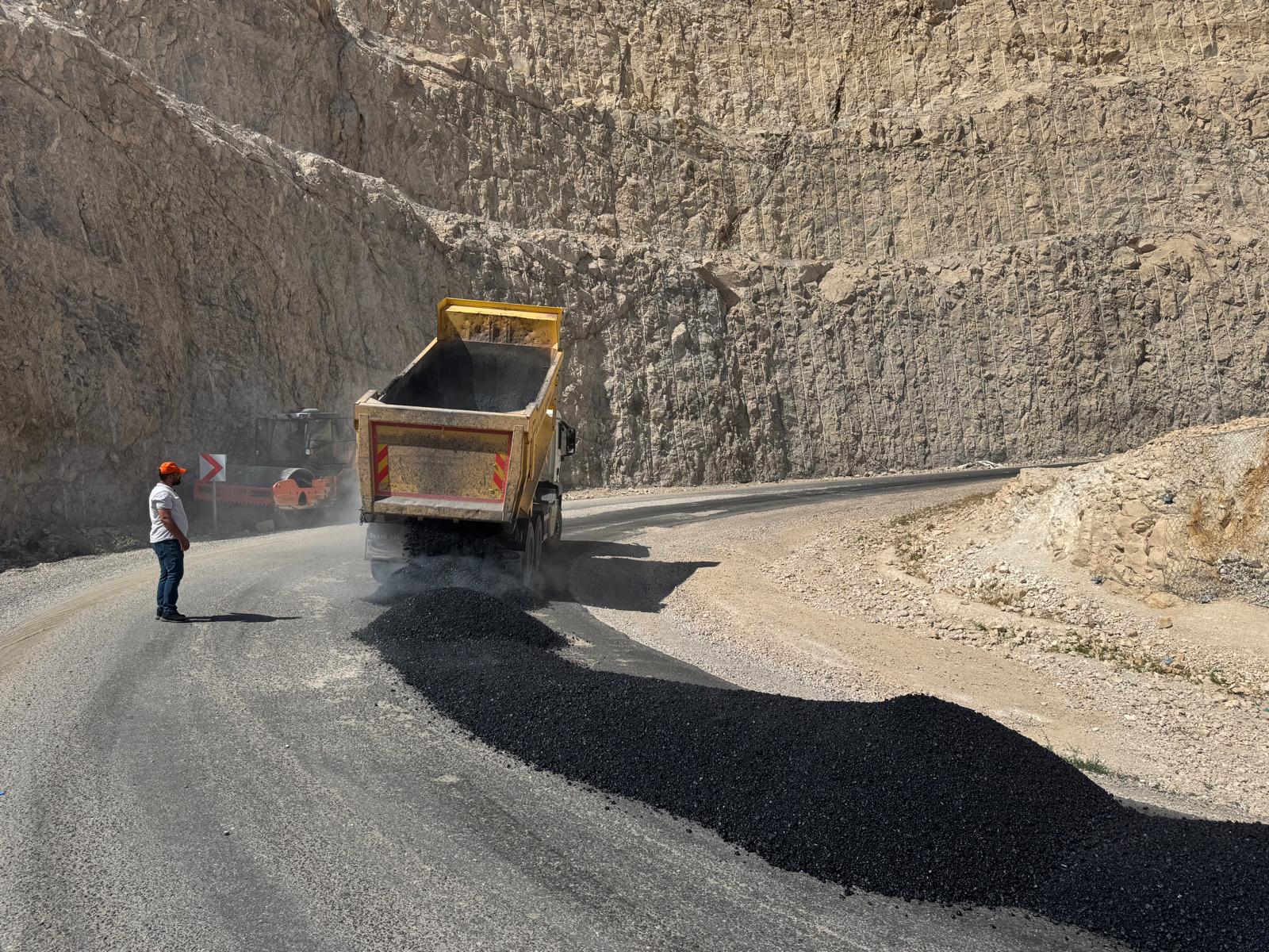 SİİRT’TE KIRSAL YOLLARDA KONFOR ARTIRILIYOR