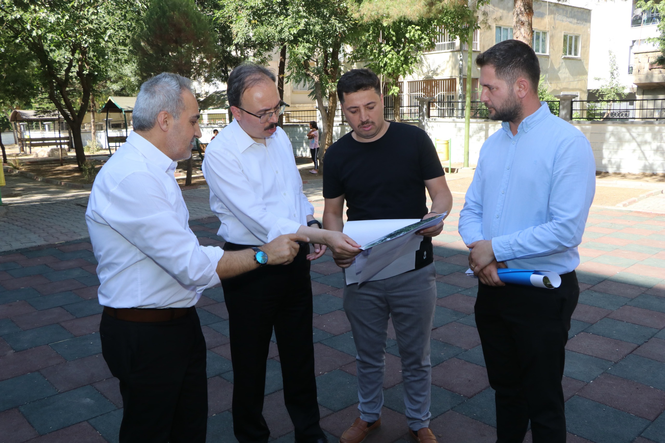 VALİ KIZILKAYA SAHADA: PARKLAR GÜZELLEŞİYOR, TALEPLER DİNLENİYOR