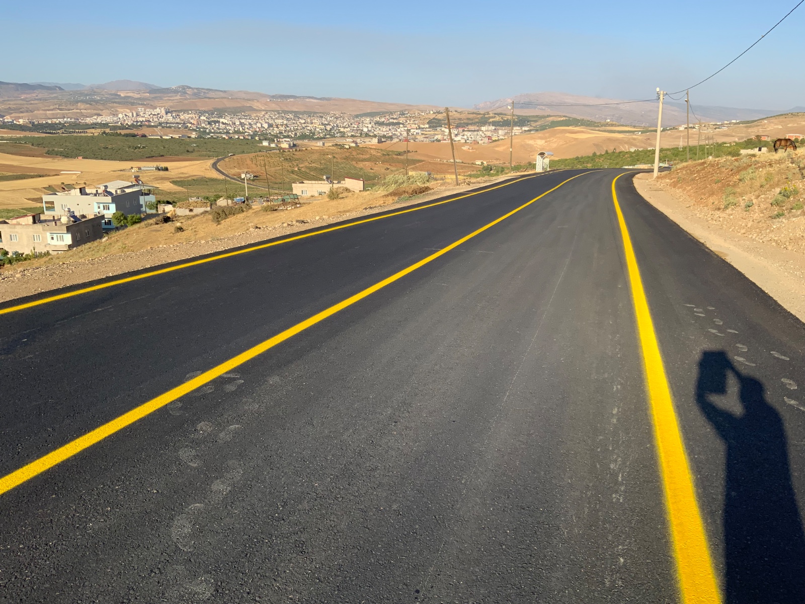 SİİRT’TE KÖY YOLLARINDA TARİHİ YATIRIMI; 29 KÖYÜ ŞEHRE BAĞLAYAN GÜZERGÂH YENİLENDİ