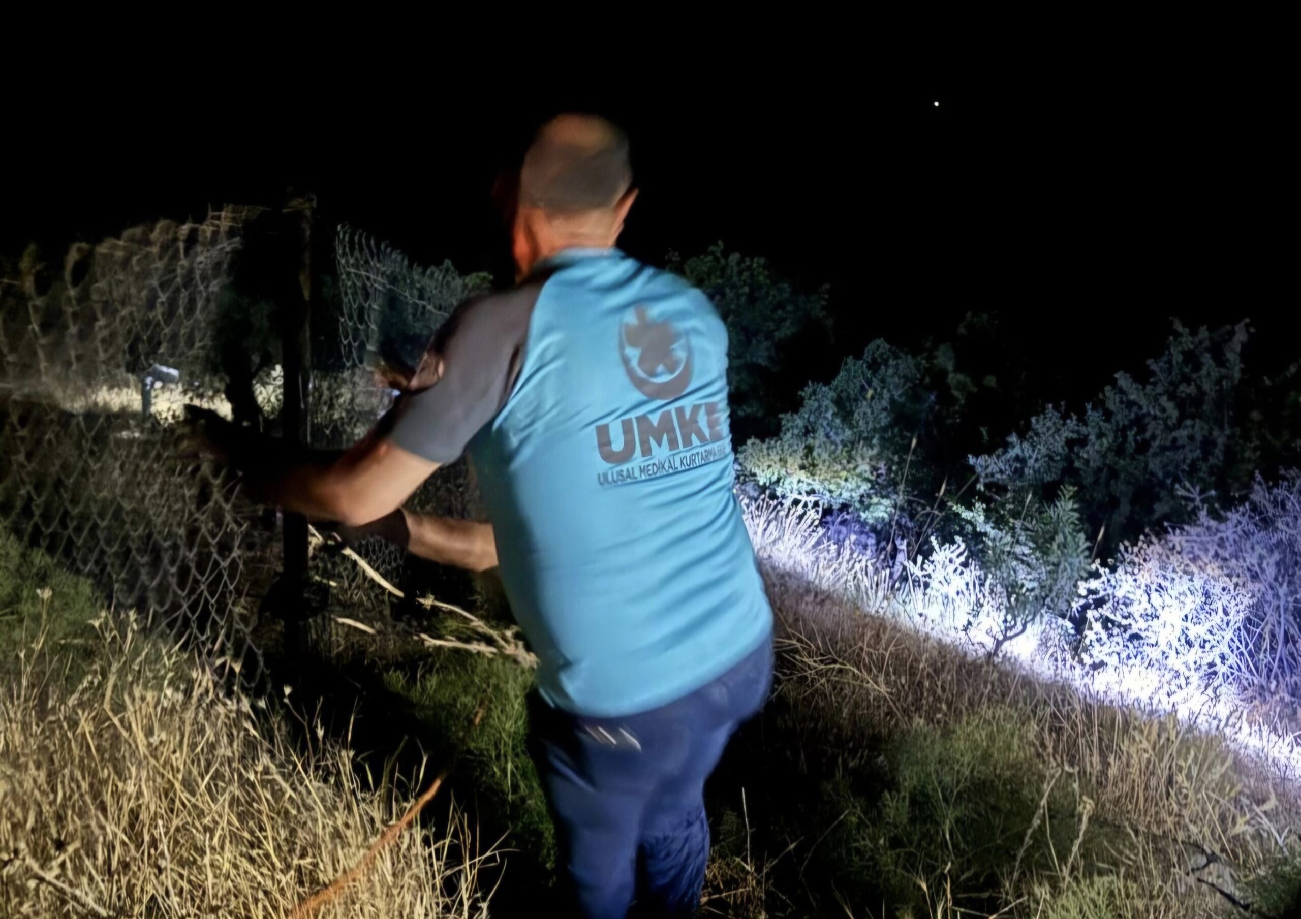 Siirt’te Kayalıklardan Düşen Çocuk Mahsur Kaldı! Ekipler Zamanla Yarıştı