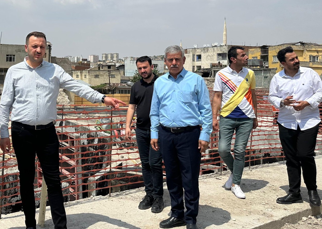 AK Parti İl Başkanı Özturan, Kentsel Dönüşüm İnşaat Alanında İncelemelerde Bulundu