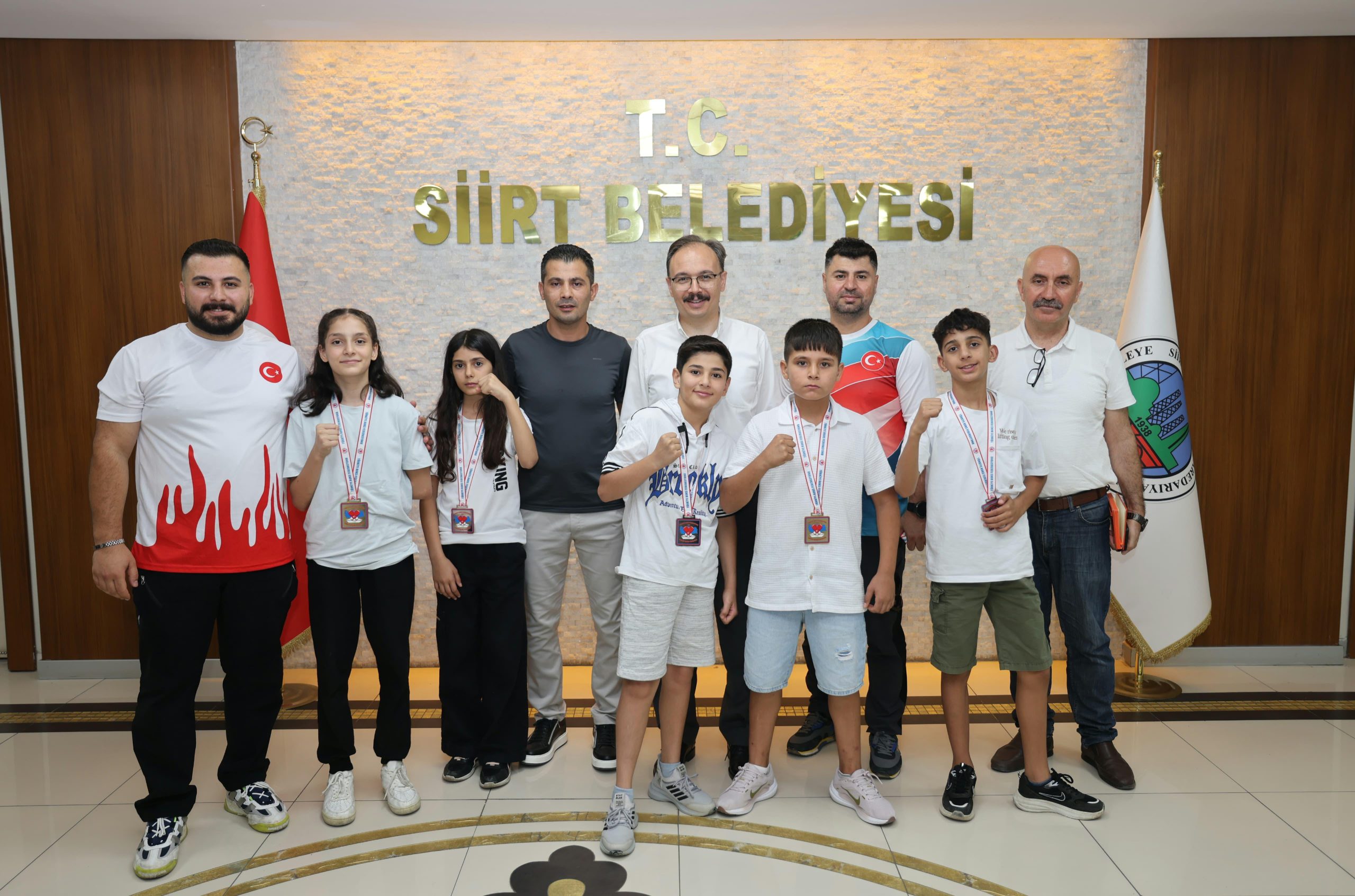 VALİ KIZILKAYA, ŞAMPİYON BOKSÖRLERİ TEBRİK ETTİ