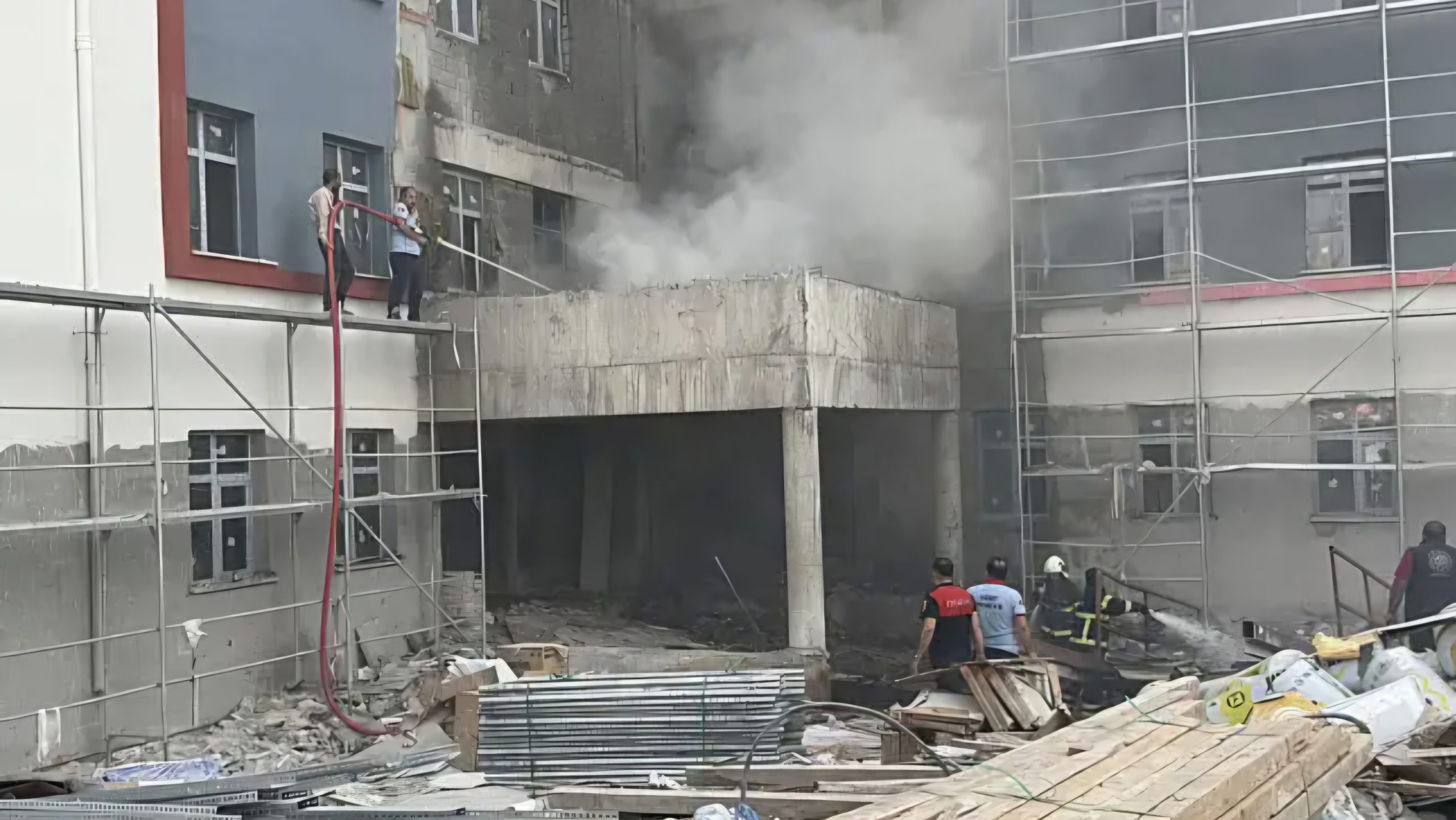 Şantiye Alanında Çıkan Yangın Korkuttu