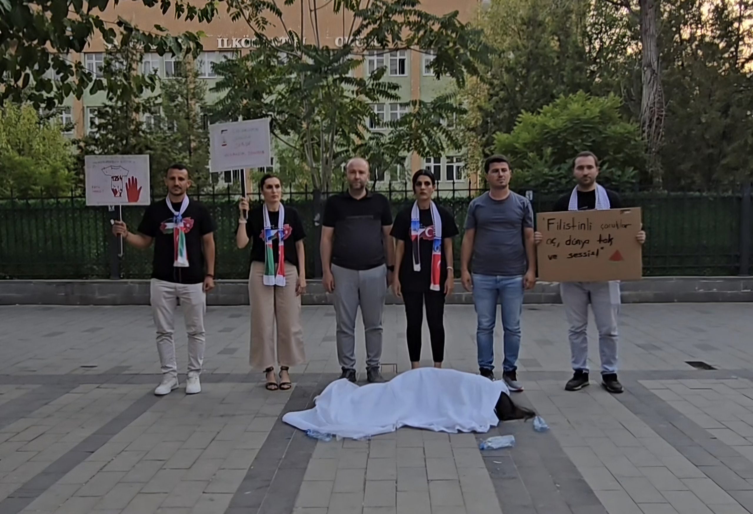 Siirt’te “Gazze’yi Duy” Etkinliği: Güres Caddesi’nde Vicdanlara Seslendi