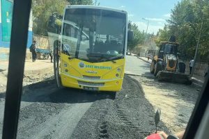 Siirt’te Belediye Otobüsü Asfalt Zeminde Mahsur Kaldı