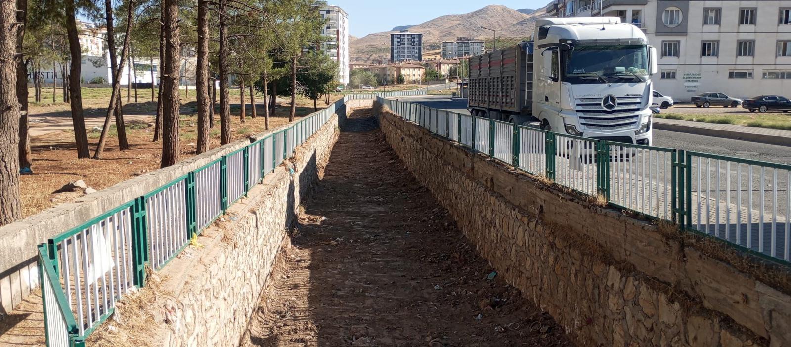 KURTALAN’DA DERELER TAŞKIN VE KOKU RİSKİNE KARŞI TEMİZLENDİ