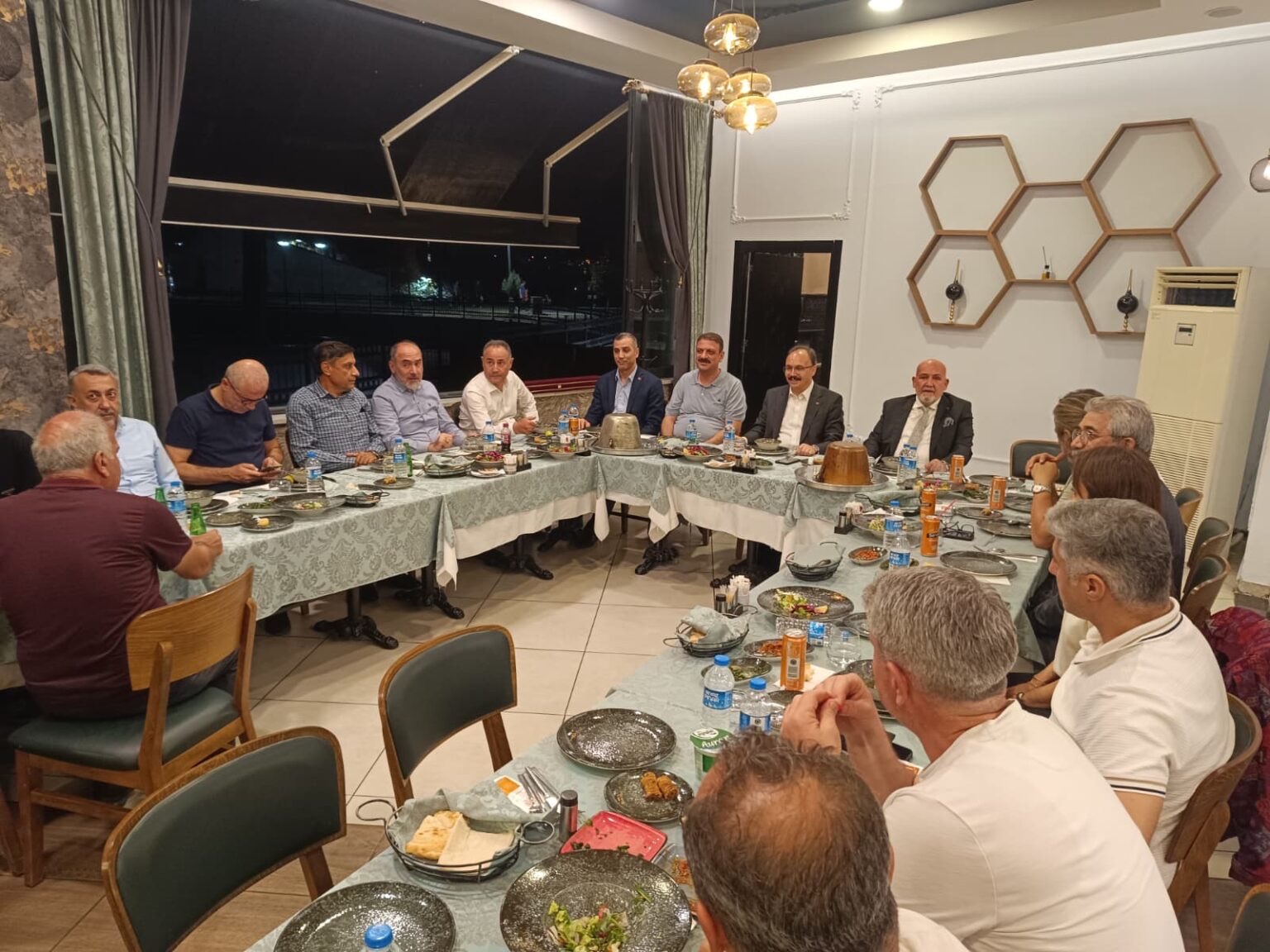 M. EMİN ERTEKİN EV SAHİPLİĞİNDE VAKIFLAR GENEL MÜDÜRÜ SİNAN AKSU VE HEYETİ SİİRT’TE