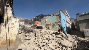 SİİRT’TE METRUK BİNA KONTROLLÜ ŞEKİLDE YIKILDI
