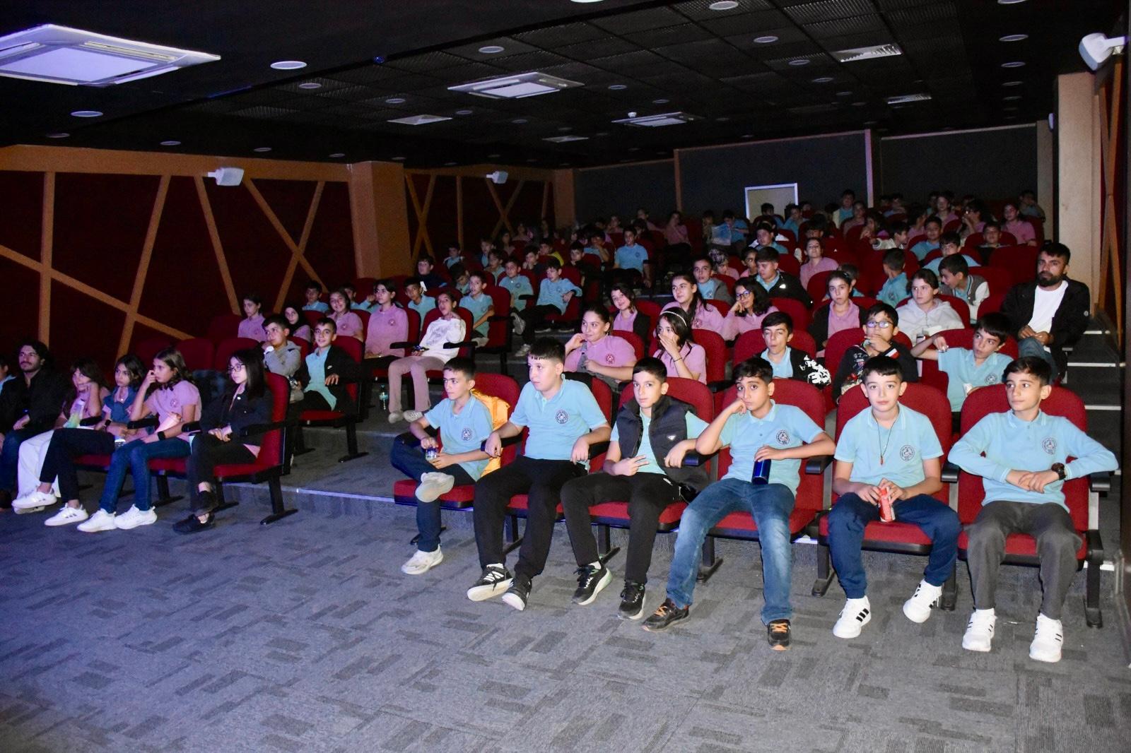 SİİRT BELEDİYESİ, ÖĞRENCİLERİ SİNEMAYLA BULUŞTURUYOR