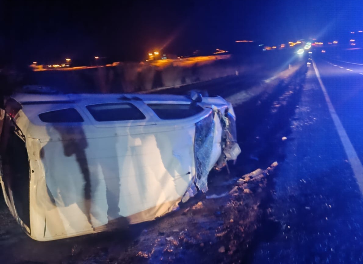 SİİRT’TE PANELVAN İLE TRAKTÖR ÇARPIŞTI: 3 KİŞİ AĞIR YARALANDI