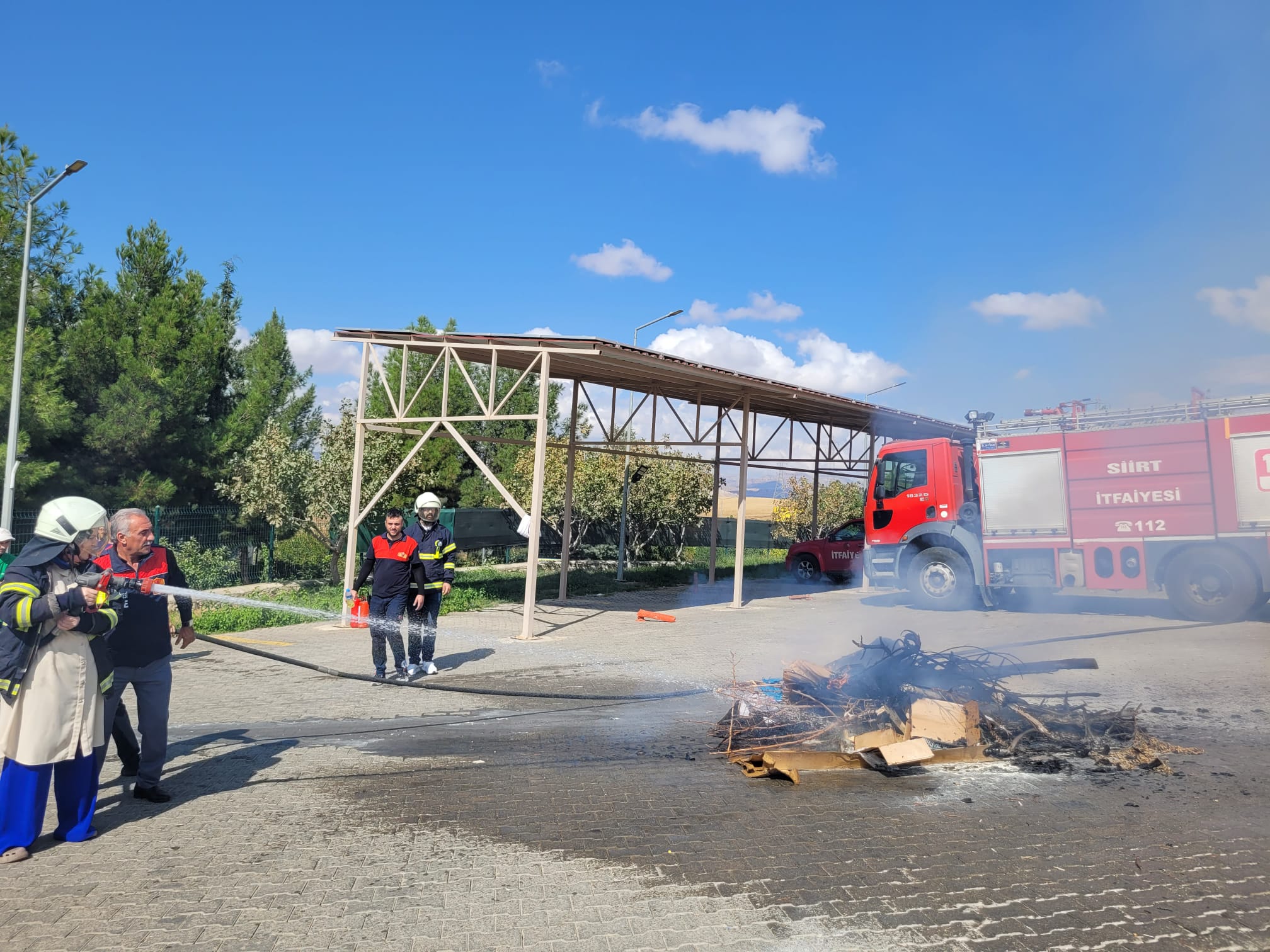 SİİRT İL ÖZEL İDARESİ PERSONELİNE İTFAİYE MÜDÜRLÜĞÜ TARAFINDAN YANGIN EĞİTİMİ VERİLDİ