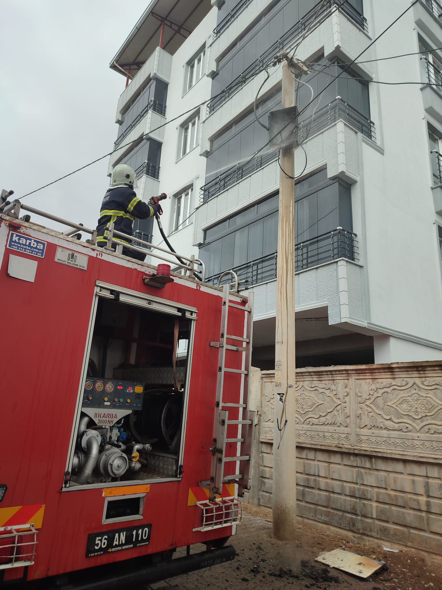 SİİRT’TE ELEKTRİK DİREĞİ ALEV ALDI