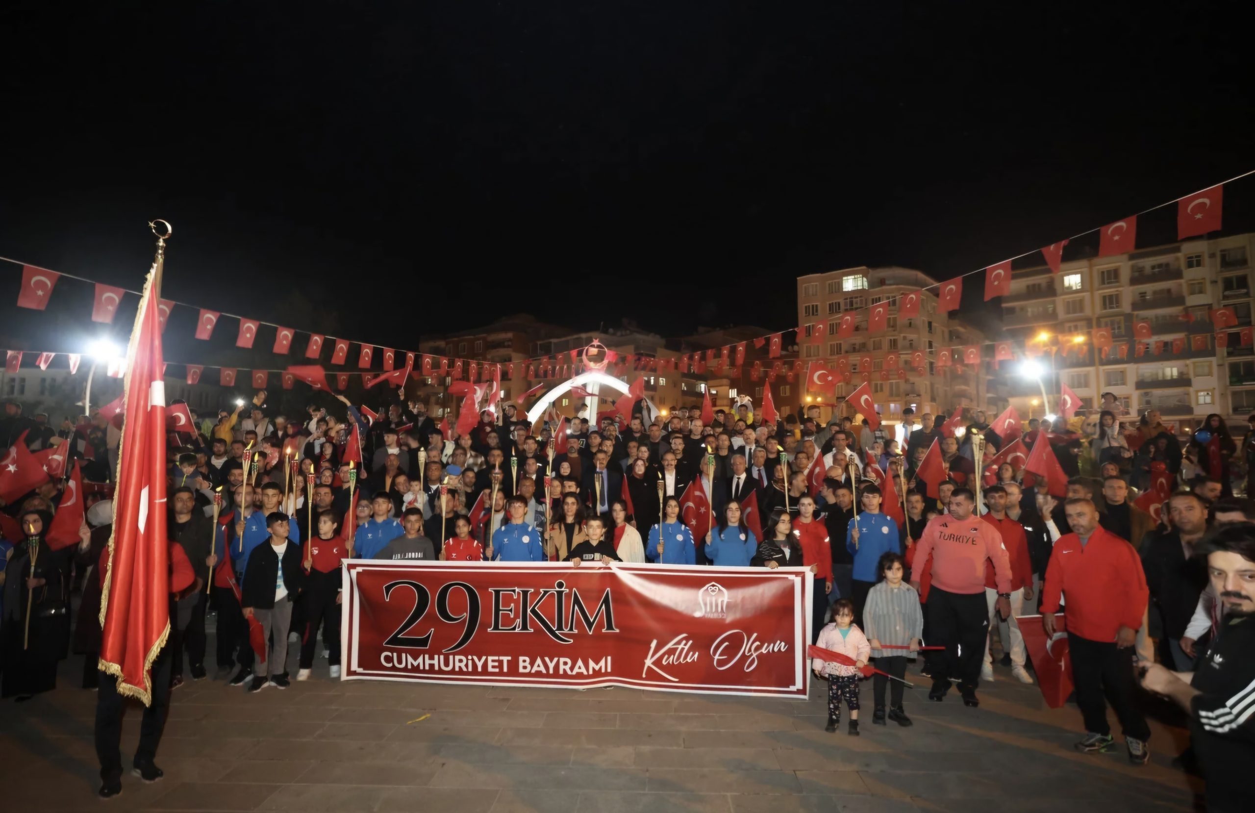 Siirt’te Cumhuriyet’in 102. Yılı Coşkusu: Fener Alayı’na Binlerce Kişi Katıldı