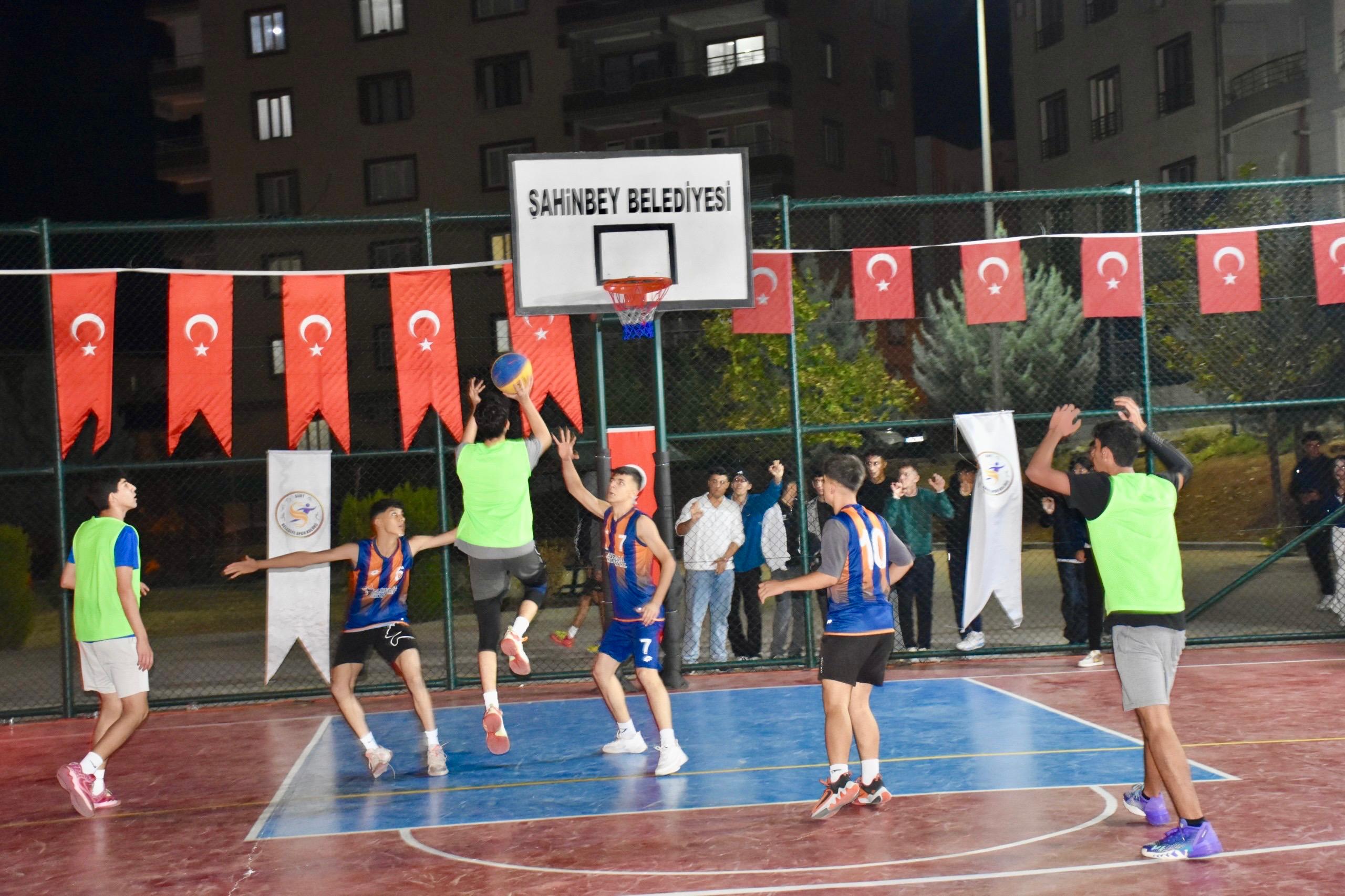 SİİRT BELEDİYESİ’NİN DÜZENLEDİĞİ 3X3 SOKAK BASKETBOLU SONA ERDİ