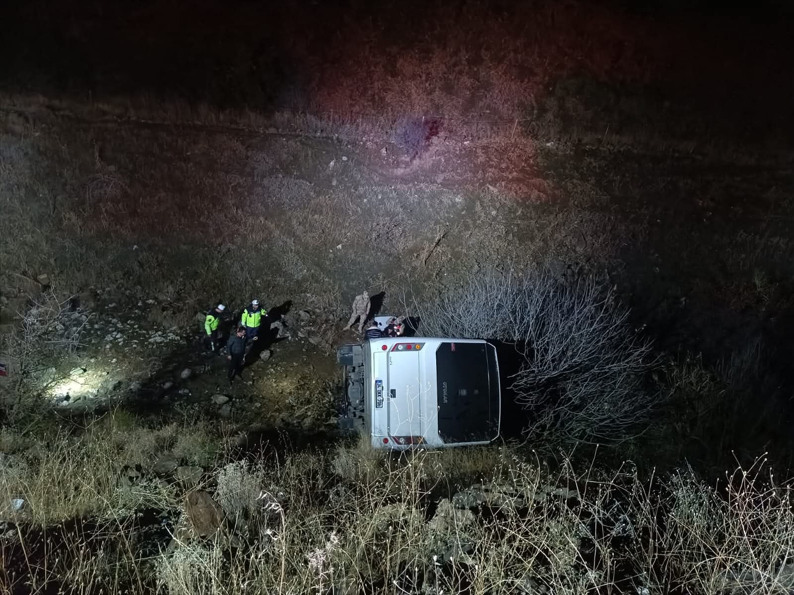 Siirt’te Maden İşçilerini Taşıyan Servis Uçuruma Yuvarlandı: 2’si Ağır 15 Yaralı