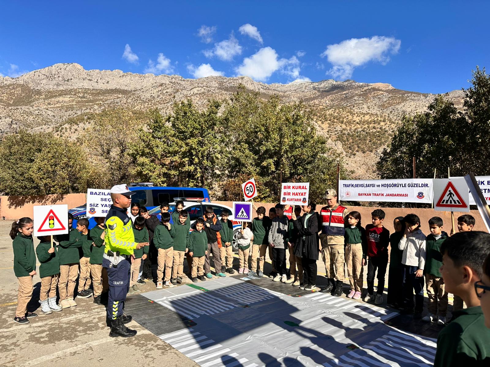 Siirt Jandarmasından 20 Kasım Dünya Çocuk Hakları Günü Kapsamında Okullara Ziyaret