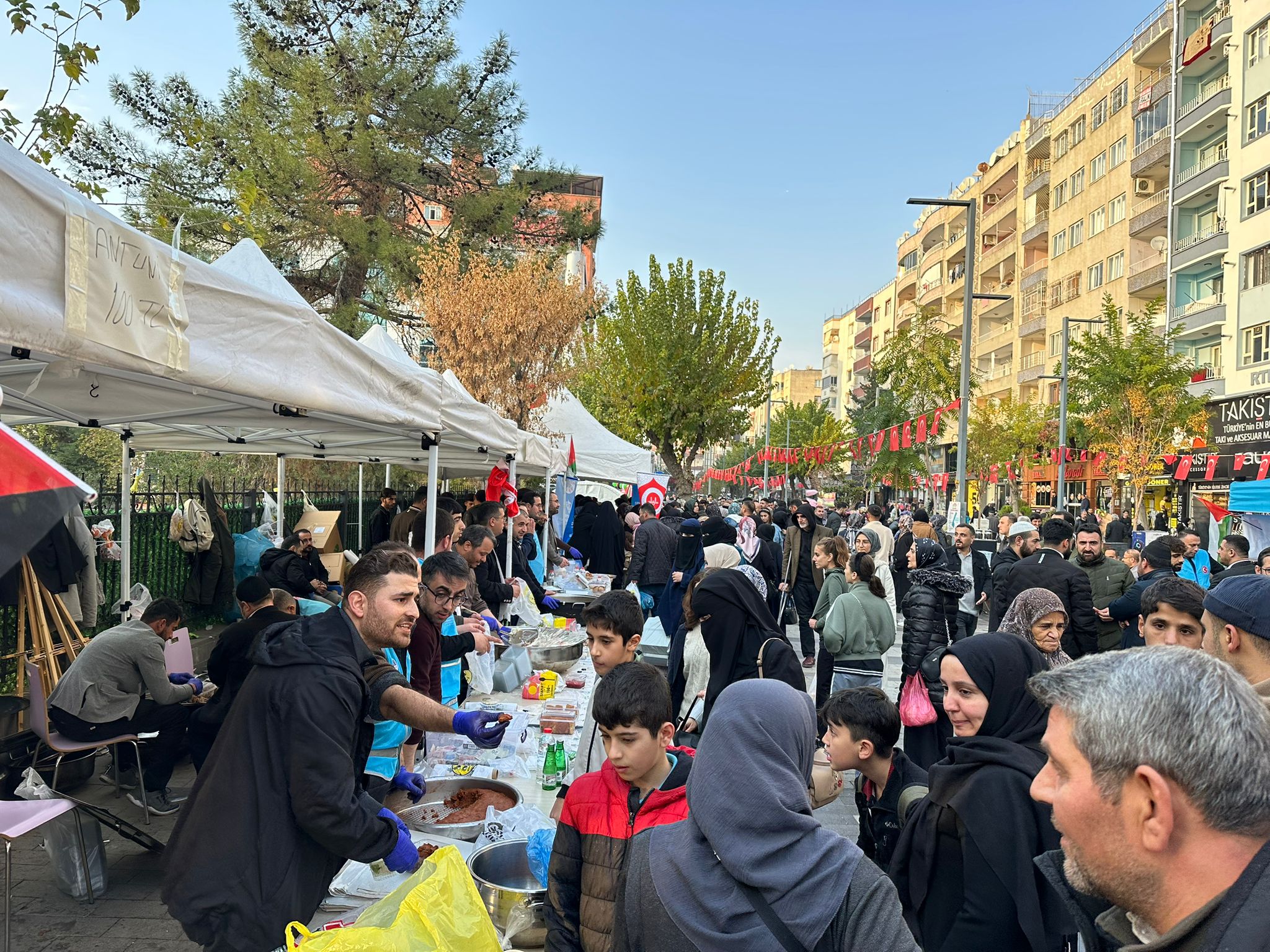 Siirt’te Gazze İçin Düzenlenen Hayır Çarşısı Büyük İlgi Gördü: 2 Milyon 758 Bin TL Bağış Toplandı