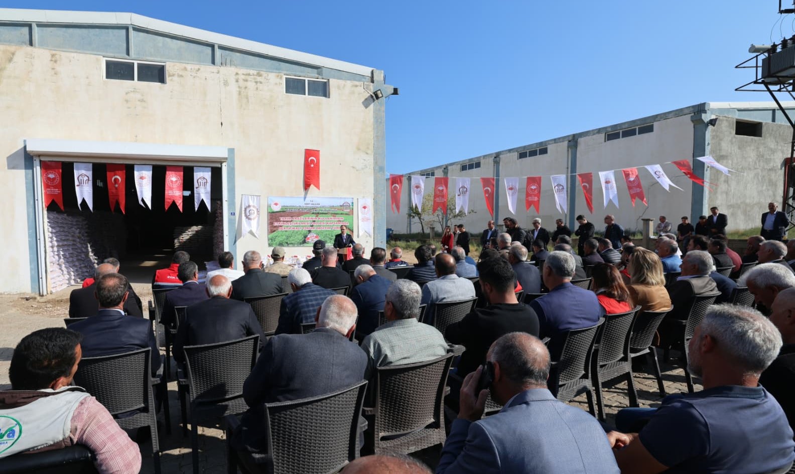 SİİRT’TE 588 ÇİFTÇİYE 203 TON SERTİFİKALI MERCİMEK TOHUMU DAĞITILDI