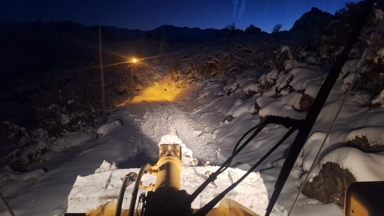 Pervari’de Karla Mücadele: Solunum Hastası Vatandaş ve Mahsur Kalan Minibüs Kurtarıldı