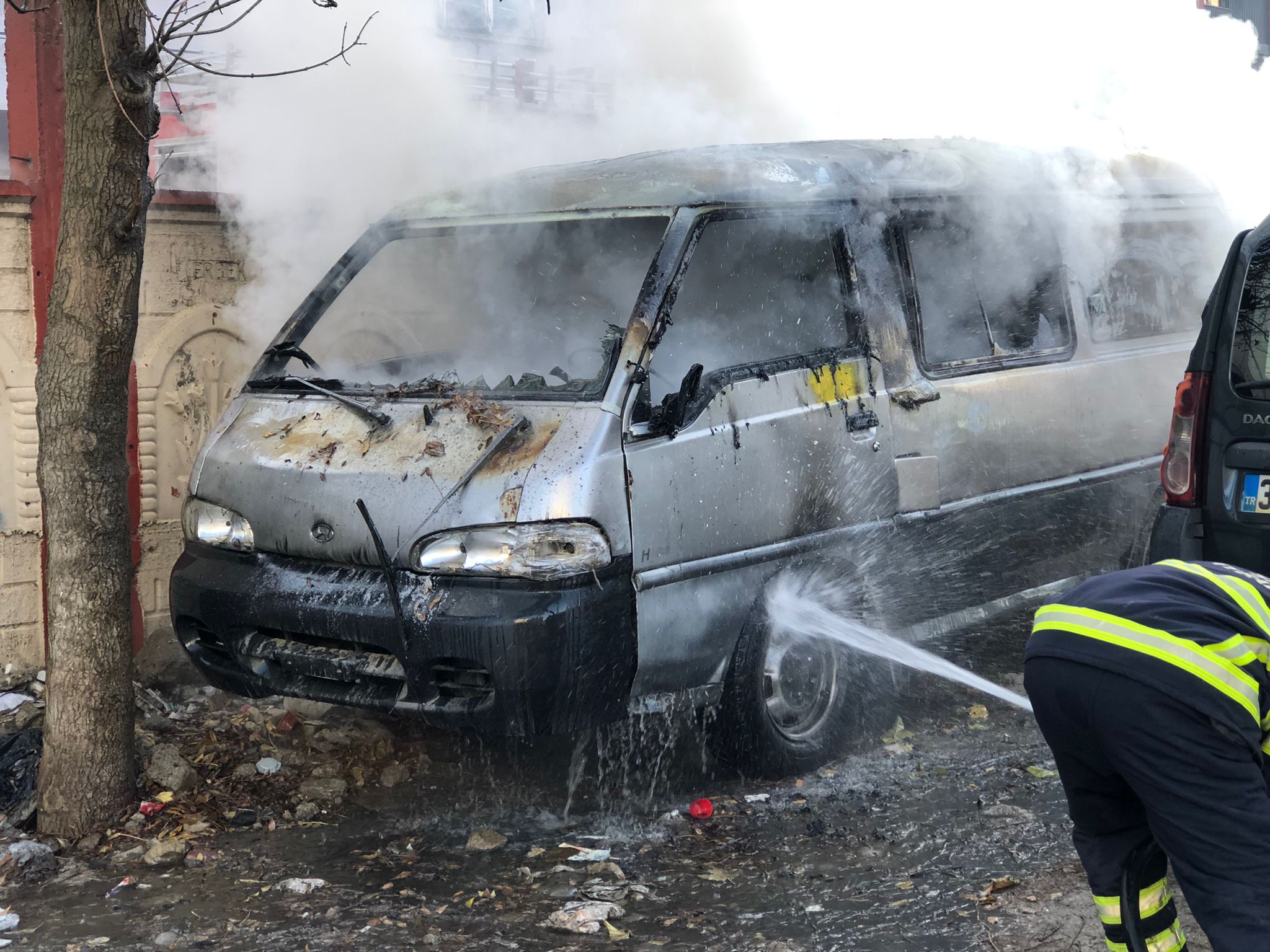 Siirt’te Park Halindeki Kamyonet Yandı