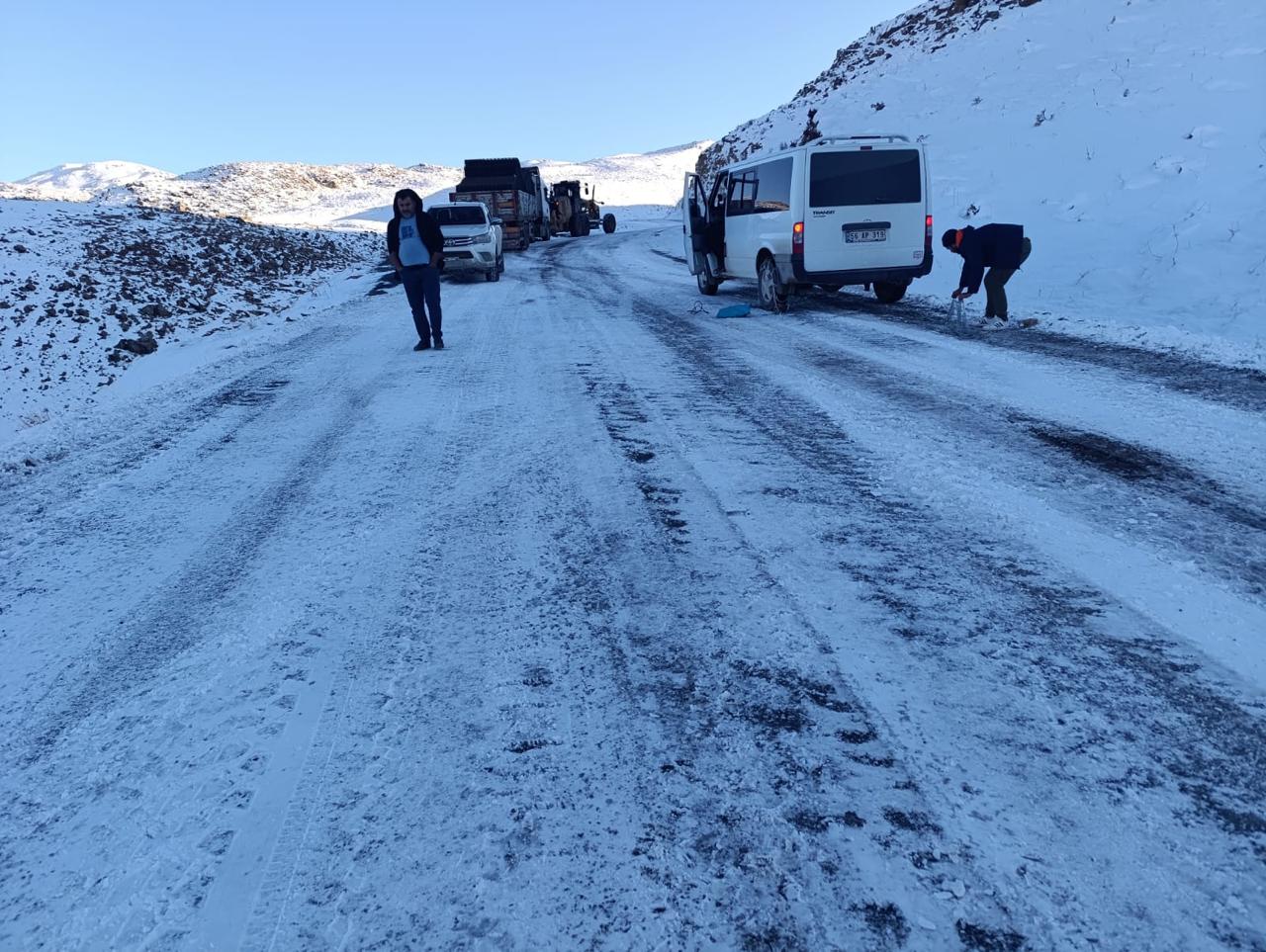 Pervari’de Yolcu Minibüsü Şarampole Yuvarlandı