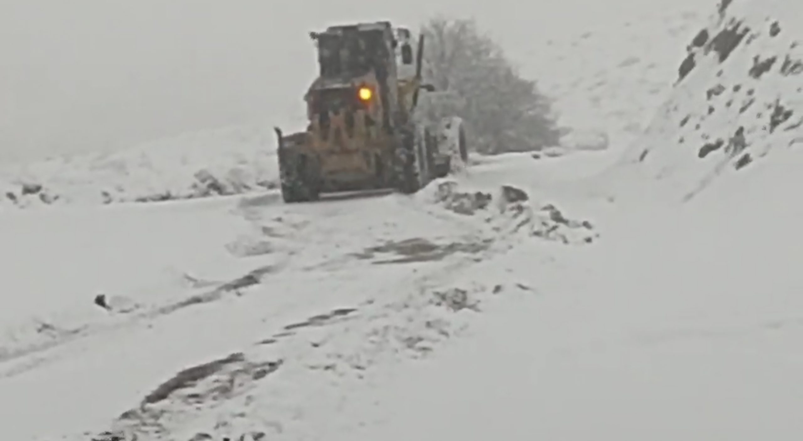 Siirt’te Kar Yağışı Nedeniyle 45 Köy Yolu Ulaşıma Kapandı