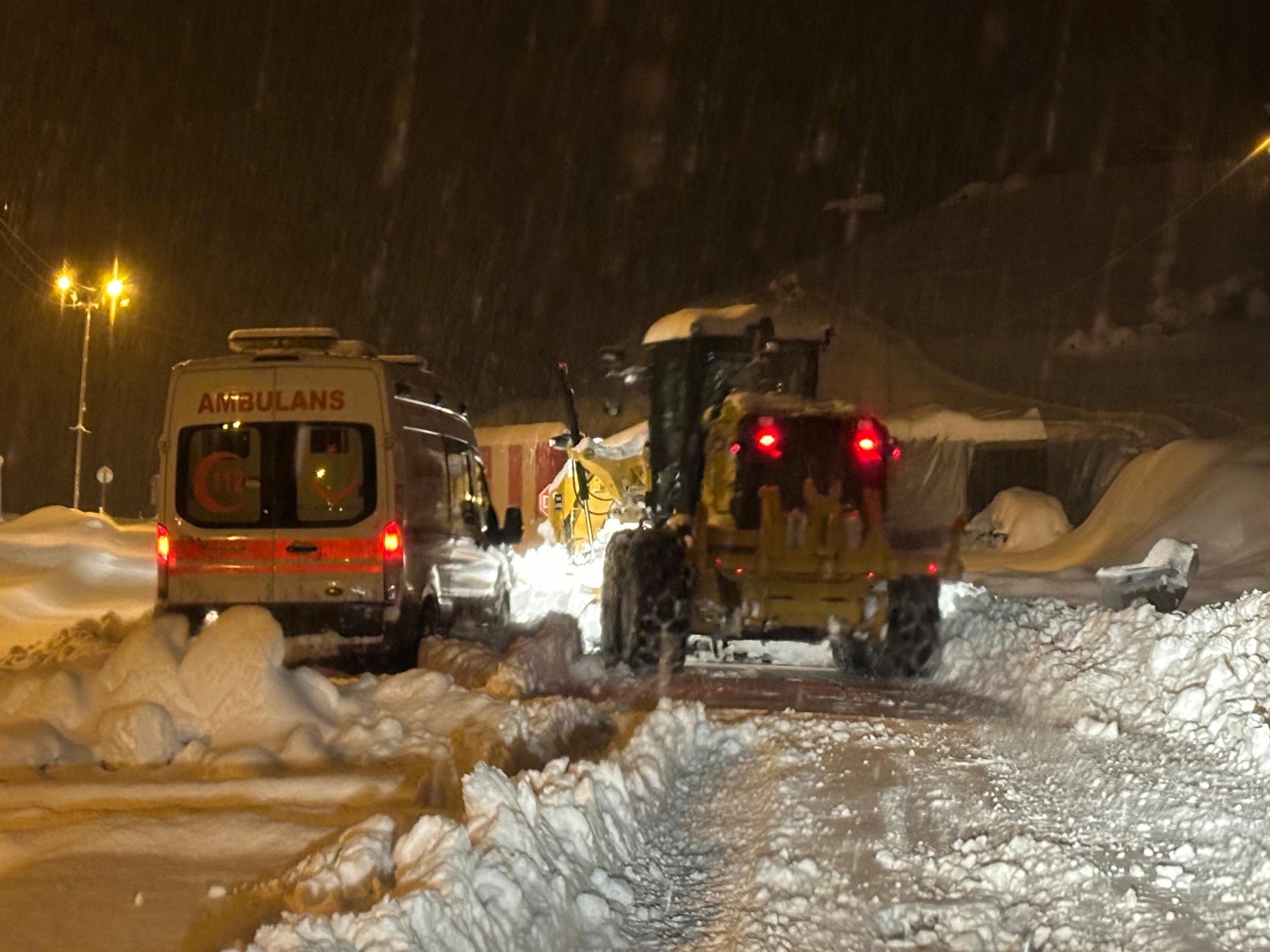 Kar Kalınlığının 1 Metreyi Bulduğu Yolda Mahsur Kalan Ambulans Kurtarıldı
