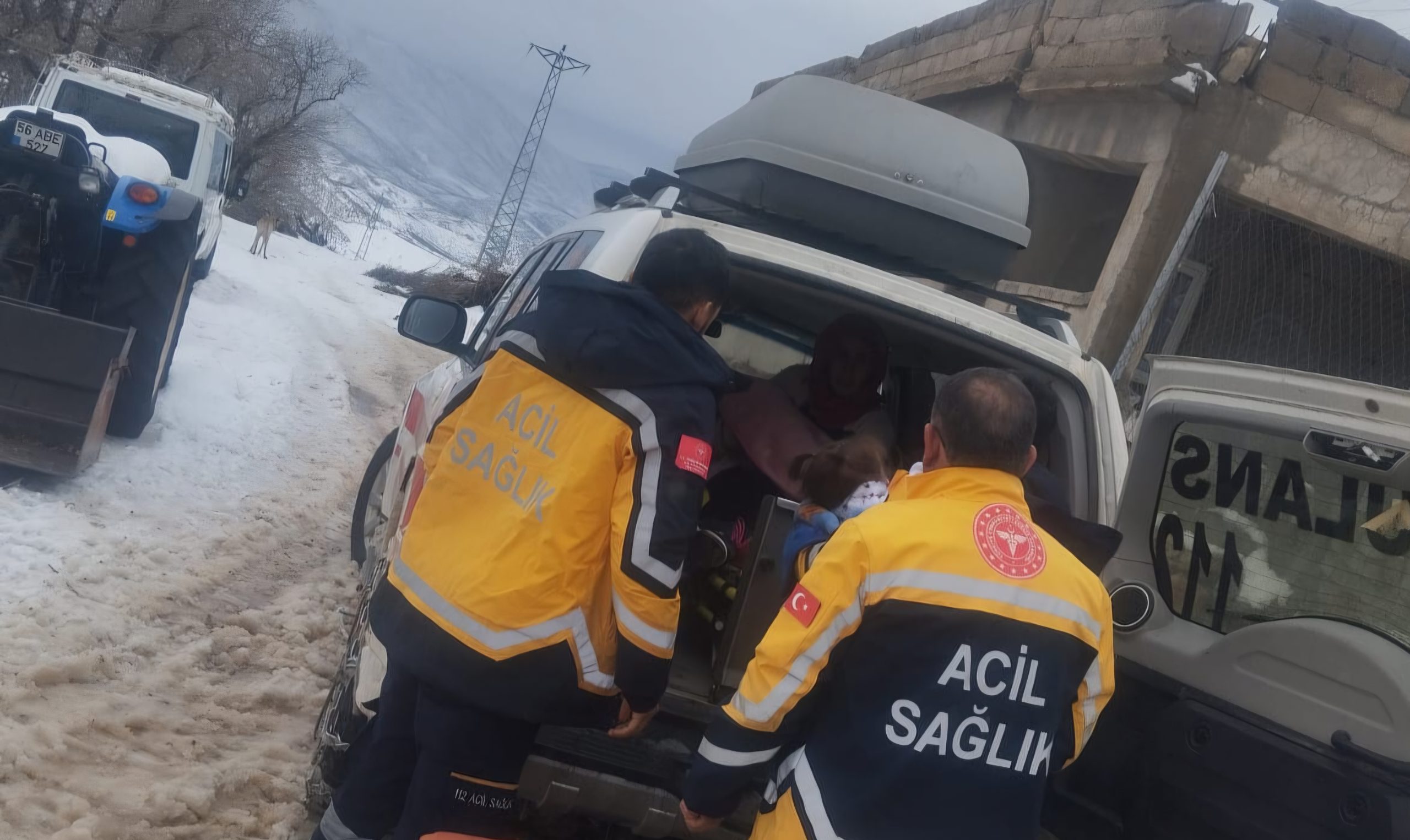 Pervari’de Kar Engeli Aşıldı: Biri Bebek İki Hasta UMKE ve 112 Ekipleriyle Hastaneye Ulaştırıldı
