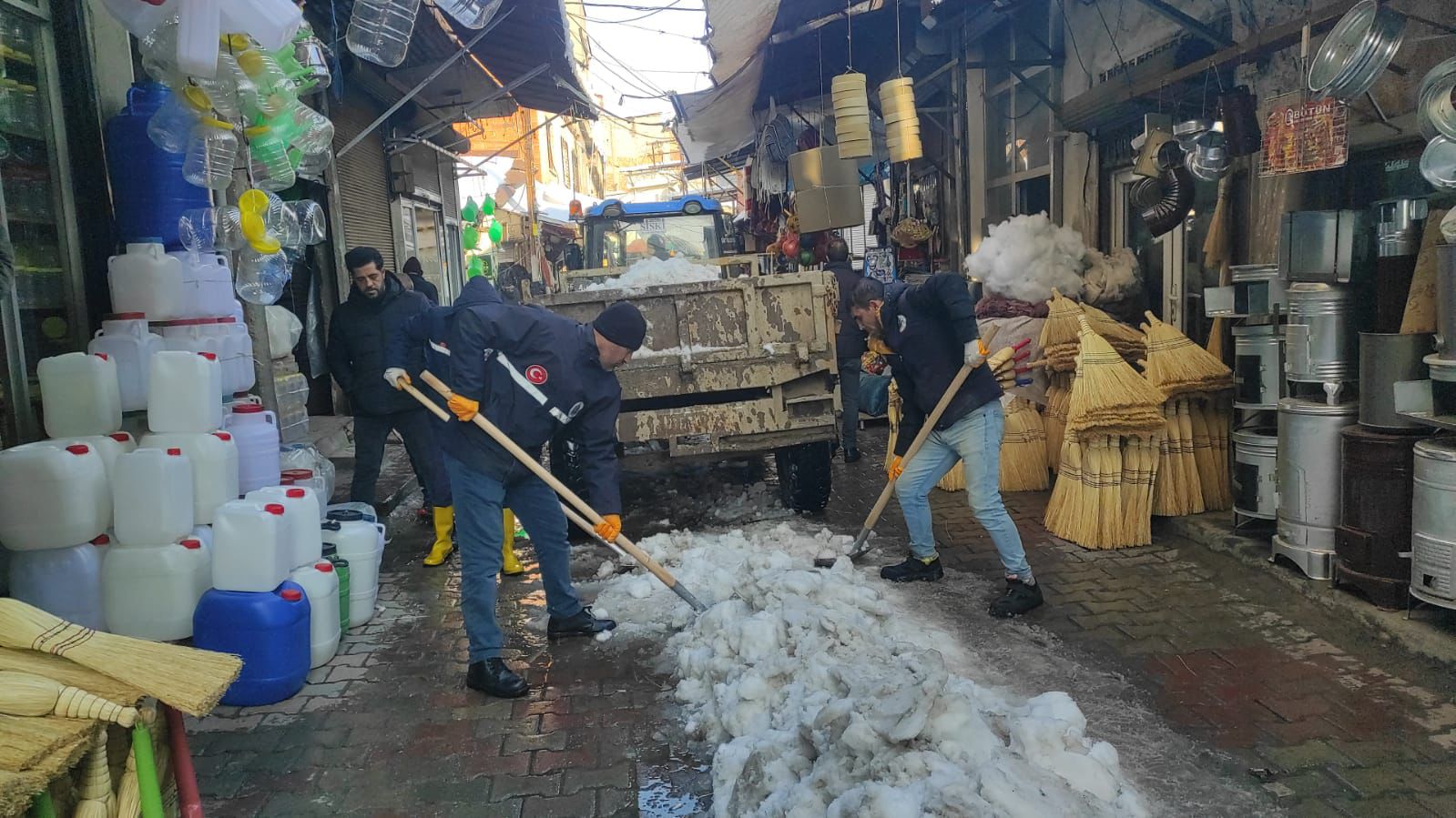Siirt Belediyesi Kent Merkezinde Karla Mücadeleyi Aralıksız Sürdürüyor