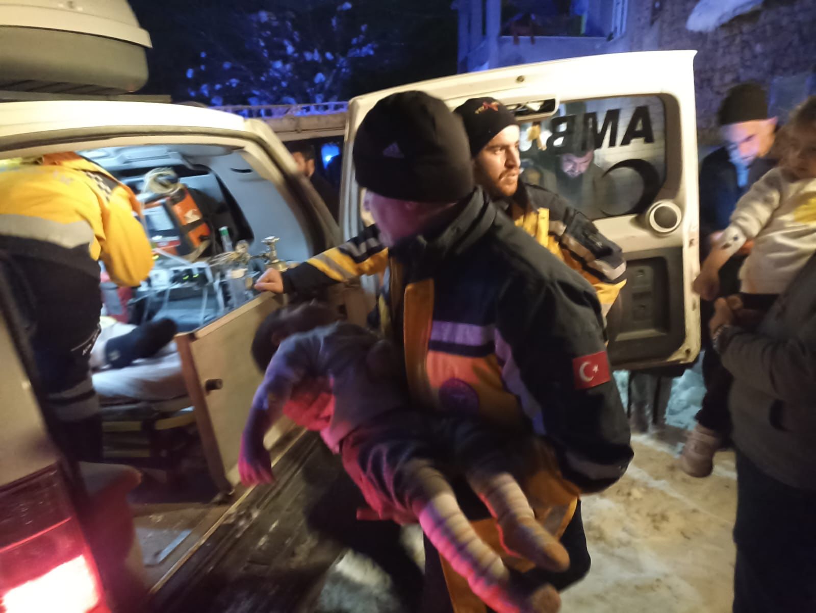 Siirt İl Özel İdaresi Ekipleri Kar Altında Hayat Kurtarıyor