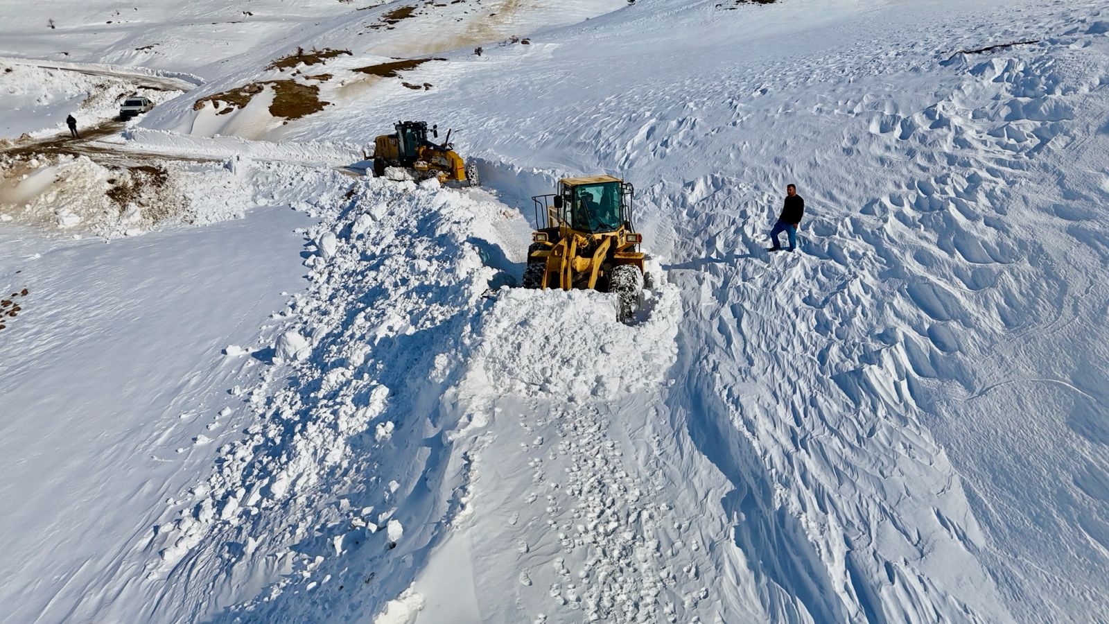 Çığ Düşen Yol İl Özel İdaresi Ekiplerince Temizlendi