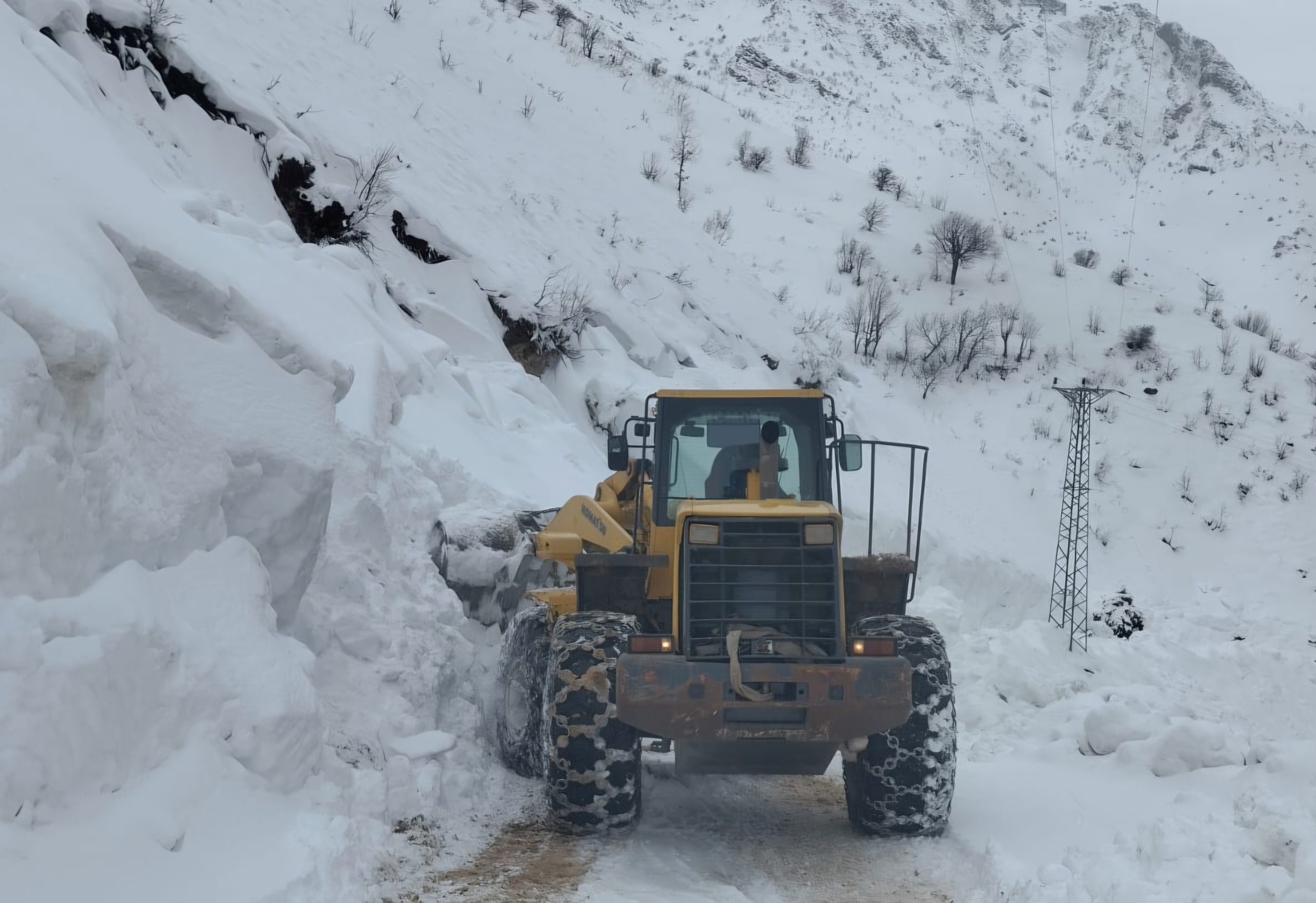 Siirt’te Karla Mücadele ve Yol Açma Çalışmaları Aralıksız Sürüyor