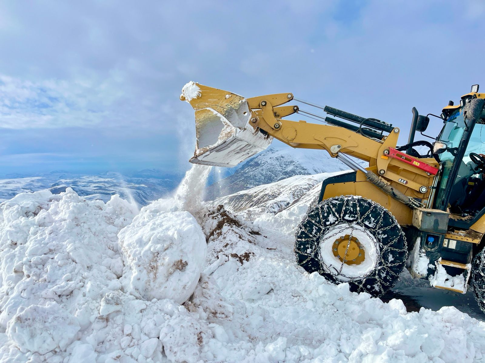 -12 Derecede Karla Mücadele: Pervari Geçittepe’de Zorlu Mesai