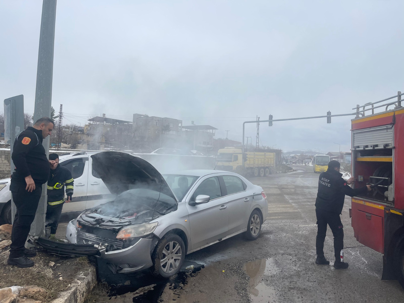 Siirt’te Yayalara Çarpmamak İçin Manevra Yapan Otomobil Refüje Çarptı: 2 Yaralı