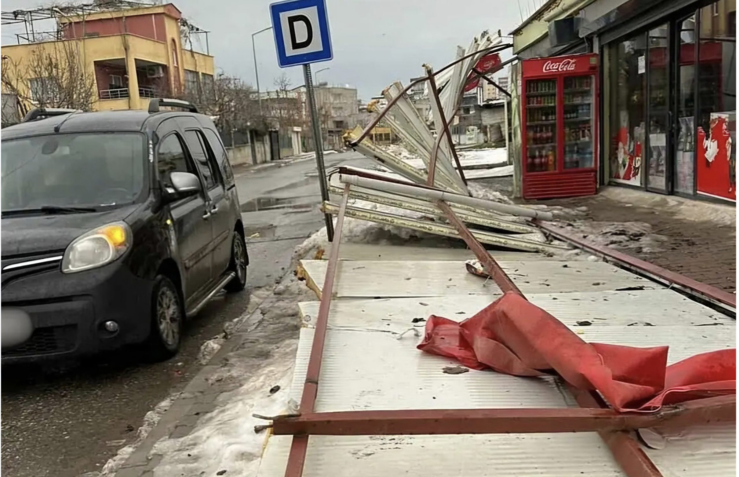 Siirt’te Şiddetli Rüzgâr Reklam Panosunu Yerinden Söktü